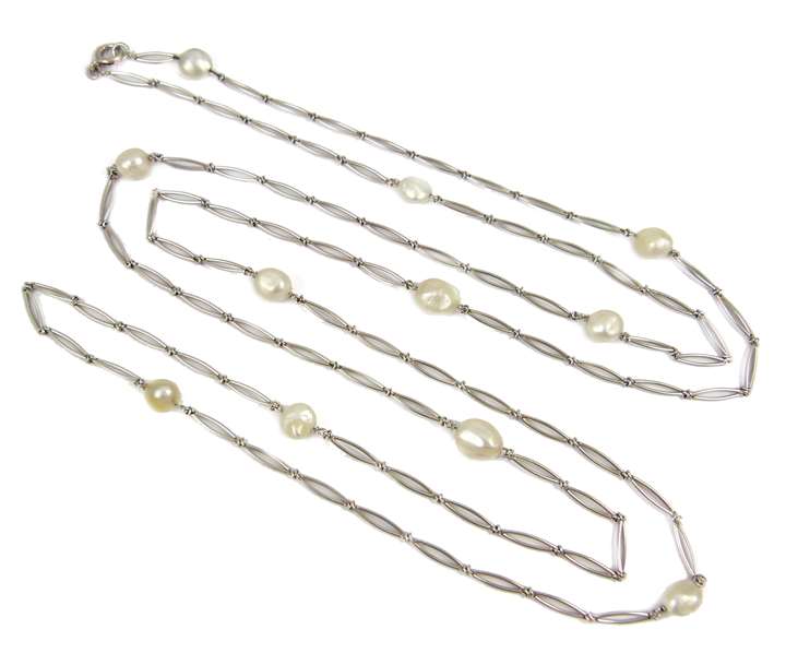 Platinum and pearl chain the elongated split links spaced by shaped oval pearls